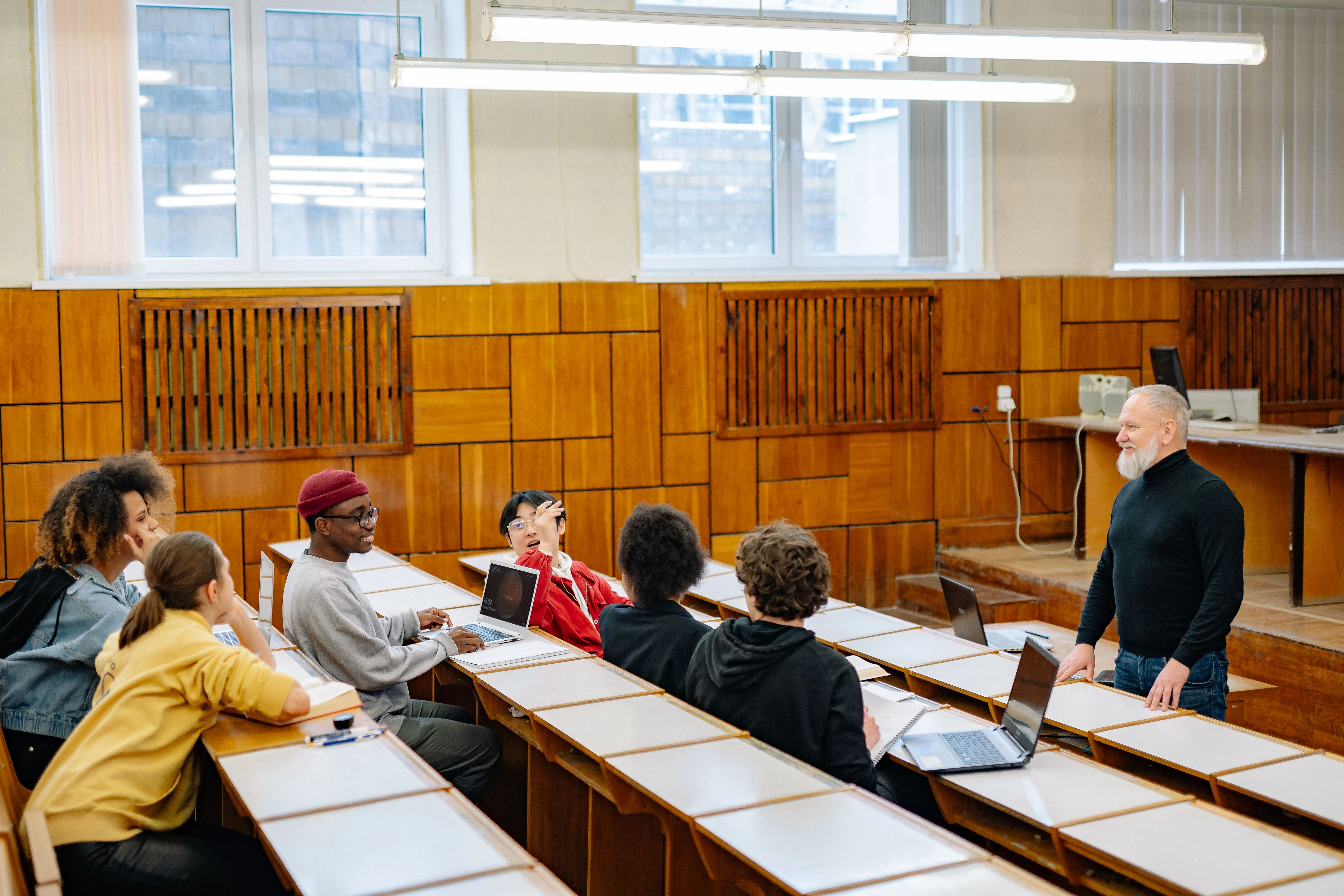 Picture of classroom with students and teacher